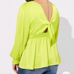 NWOT Torrid 2x Satin Surplice Tie Cut Out Back Blouse Green